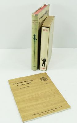 deux livres posés l'un à côté de l'autre sur une table
