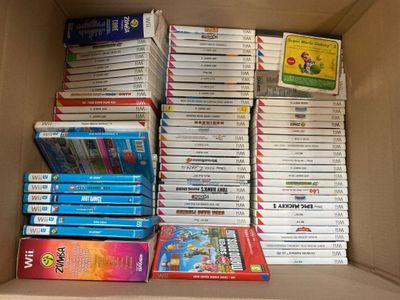 un grand nombre de dvd dans une boîte posée sur le sol