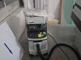 une machine posée sur le sol d'une pièce