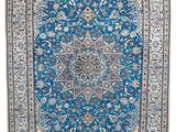 un tapis bleu avec un motif en médaillon