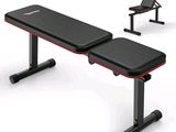 un banc noir et rouge et un banc noir et rouge
