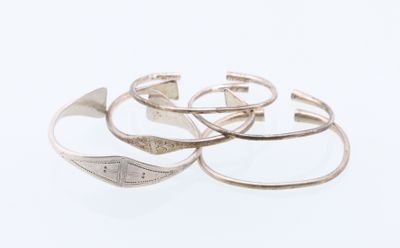 trois bagues en argent sur une surface blanche, sur fond blanc