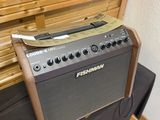 un amplificateur de guitare électrique posé sur une table près d'un mur