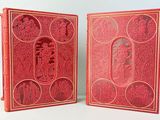 deux couvertures de livres rouges portant des inscriptions en chinois, posées sur un fond blanc