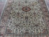 un tapis persan ancien orné d'un grand motif en médaillon