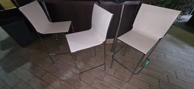 deux chaises blanches et une table dans une pièce
