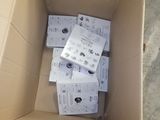 une boîte en carton remplie d'appareils électroniques posée par terre