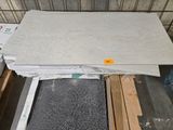 une pile de feuilles de papier blanches posée sur une palette