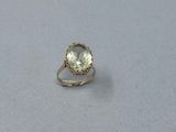 une photo d'une bague en or jaune sertie d'une topaze verte