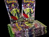 deux paquets de cartes à collectionner Pokémon posés l'un sur l'autre
