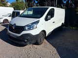 une camionnette blanche garée dans un parking