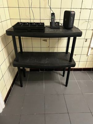 une table noire sur laquelle se trouve un clavier, dans une salle de bains