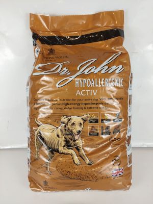 un sac de croquettes pour chien posé sur un plan de travail