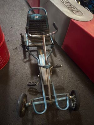 un tricycle d'enfant posé par terre