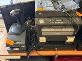 tout un tas d'appareils électroniques de toutes sortes posés sur une table