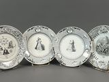 quatre assiettes à motifs différents posées sur une table