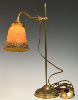 une image représentant une lampe de table munie d'un cordon d'alimentation