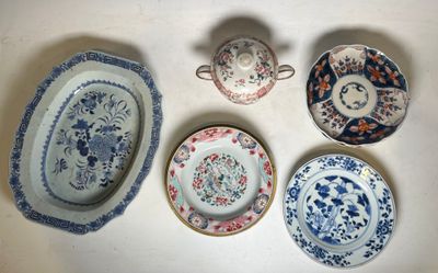 plusieurs types d'assiettes et de bols différents sur une table