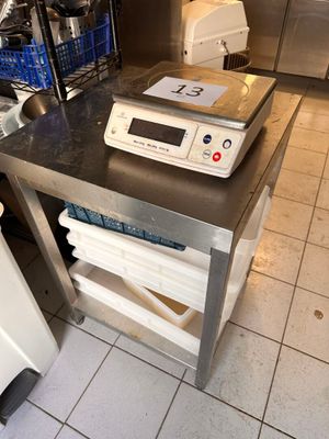une photo d'une cuisine avec une balance posée sur le plan de travail