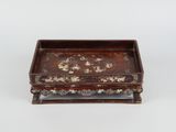 un petit plateau en bois orné de fleurs et de feuilles