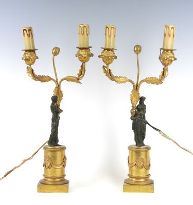 paire de candélabres anciens en laiton ornés de figurines sur socles