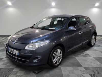 la voiture grise est garée sur un sol en damier dans le garage