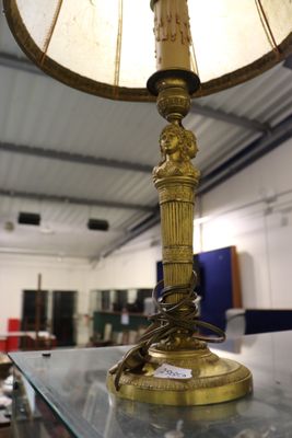 une lampe posée sur une table en verre