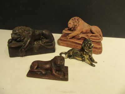 trois figurines en bronze représentant un lion et un lion couché sur un rocher