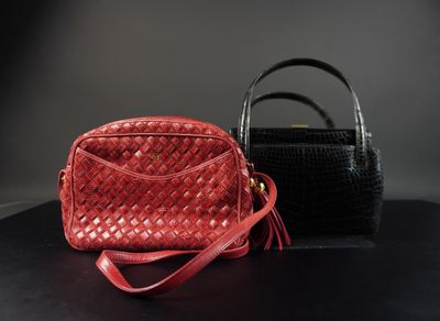 des sacs à main rouges et noirs posés côte à côte sur une table noire