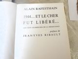 un livre sur lequel est posée la photo d'un chat