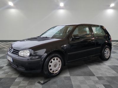 une photo d'une Volkswagen Golf break noire garée dans un garage