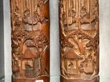 deux vases posés sur une table en verre