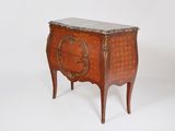 une petite commode avec un plateau en marbre