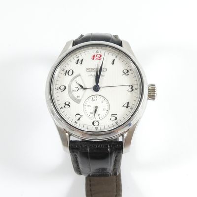 une image d'un gros plan d'une montre-bracelet sur un fond blanc