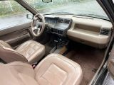 une vue de l'intérieur d'une voiture depuis le siège du conducteur