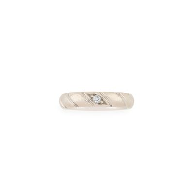 une bague en or blanc avec un diamant serti au centre
