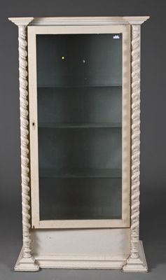 une vitrine blanche de style ancien, dotée de portes vitrées et de bordures en corde