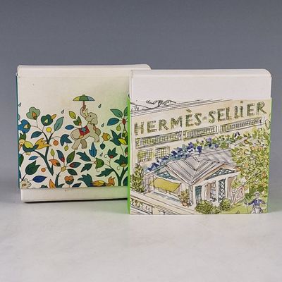 deux boîtes de parfums posées sur une table