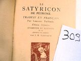 une feuille de papier sur laquelle figure un dessin, à côté d'une autre feuille de papier sur laquelle figure un dessin