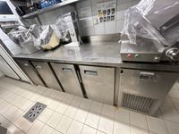 1 tour réfrigéré en inox à 4 portes 250x85 cm (vide) (photo 2)