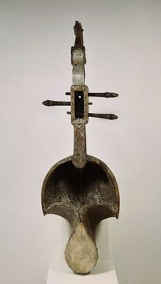 une sculpture représentant un violon, exposée dans un musée