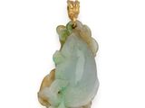 pendentif représentant un Bouddha en jade vert, monté sur un socle plaqué or