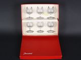 six verres à vin dans une boîte rouge sur fond noir