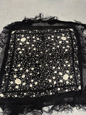 une vieille photo en noir et blanc représentant un morceau de tissu orné de fleurs