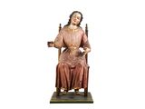 statue représentant une femme assise sur une chaise, un panier de fleurs sur les genoux