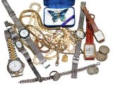 de nombreuses montres et autres bijoux posés sur une surface blanche