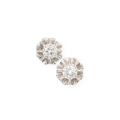 une paire de boucles d'oreilles en diamant sur fond blanc