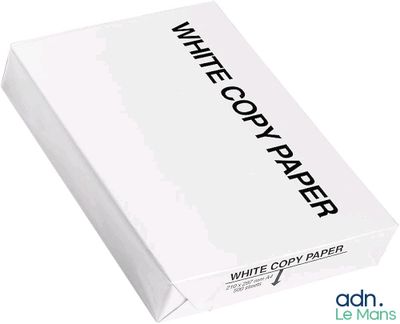 du papier à photocopie blanc dans une boîte blanche sur un fond blanc