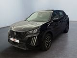 Le SUV noir est garé dans une grande pièce.