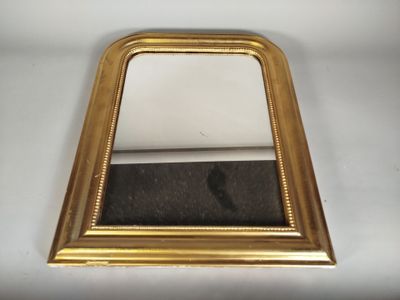 l'image d'un miroir encadré d'or posé sur une table